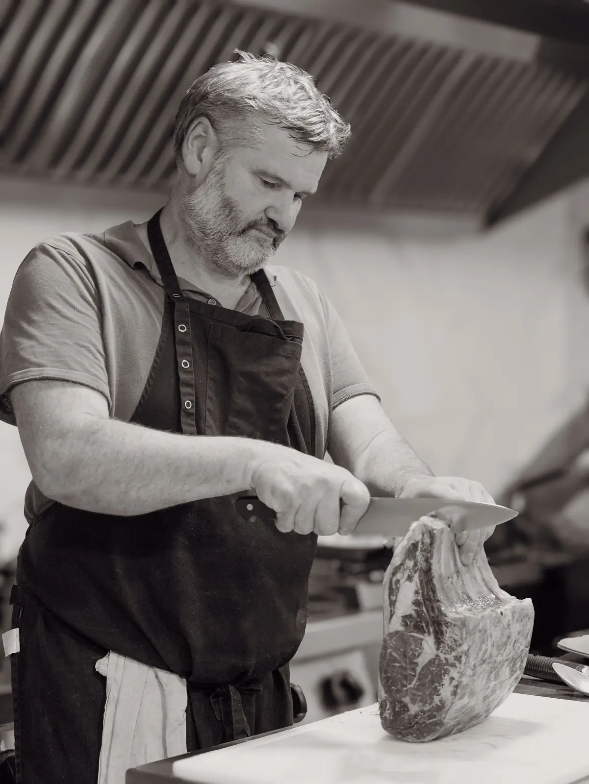 Le chef découpe une pièce de viande