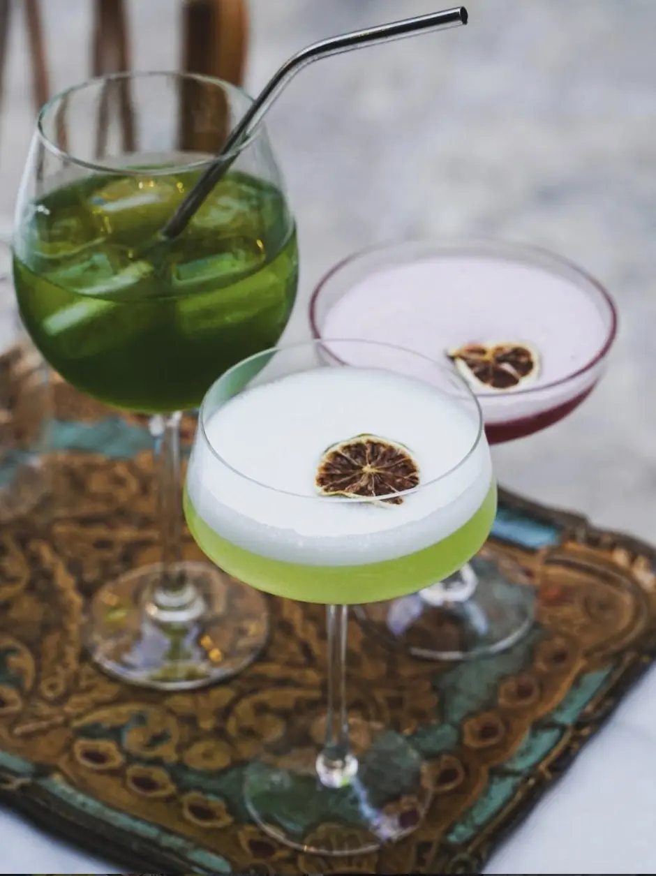 Trois cocktails sur un plateau de cuivre