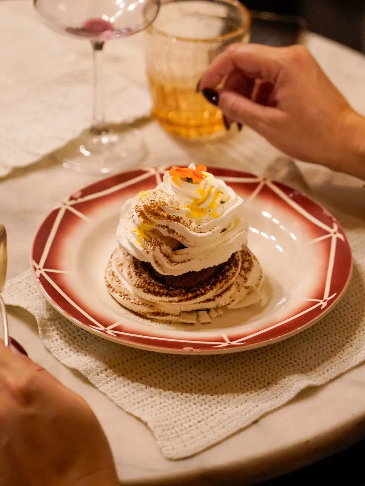 Dessert meringué sur assiette ancienne