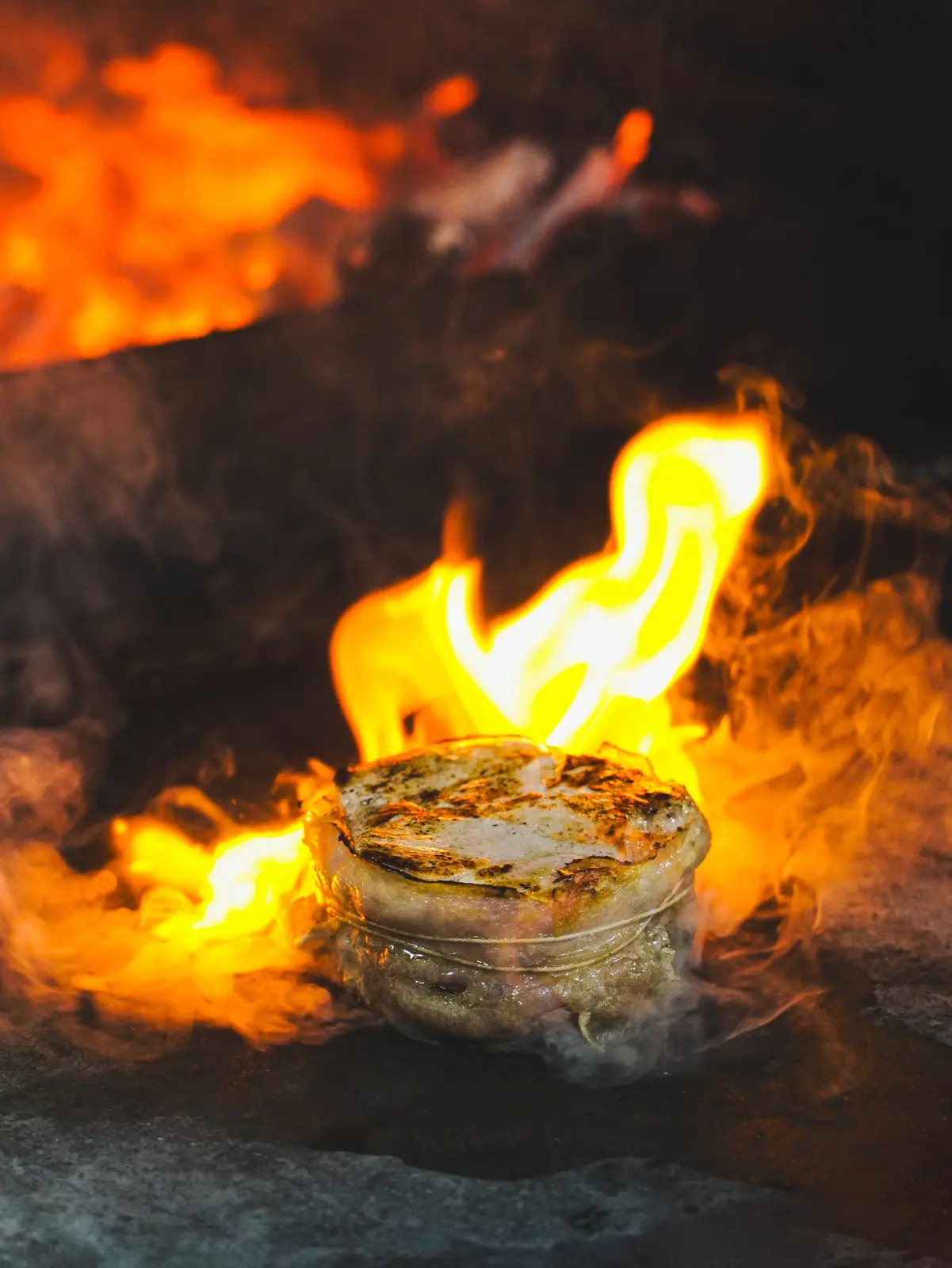 Un plat flambé devant les braises
