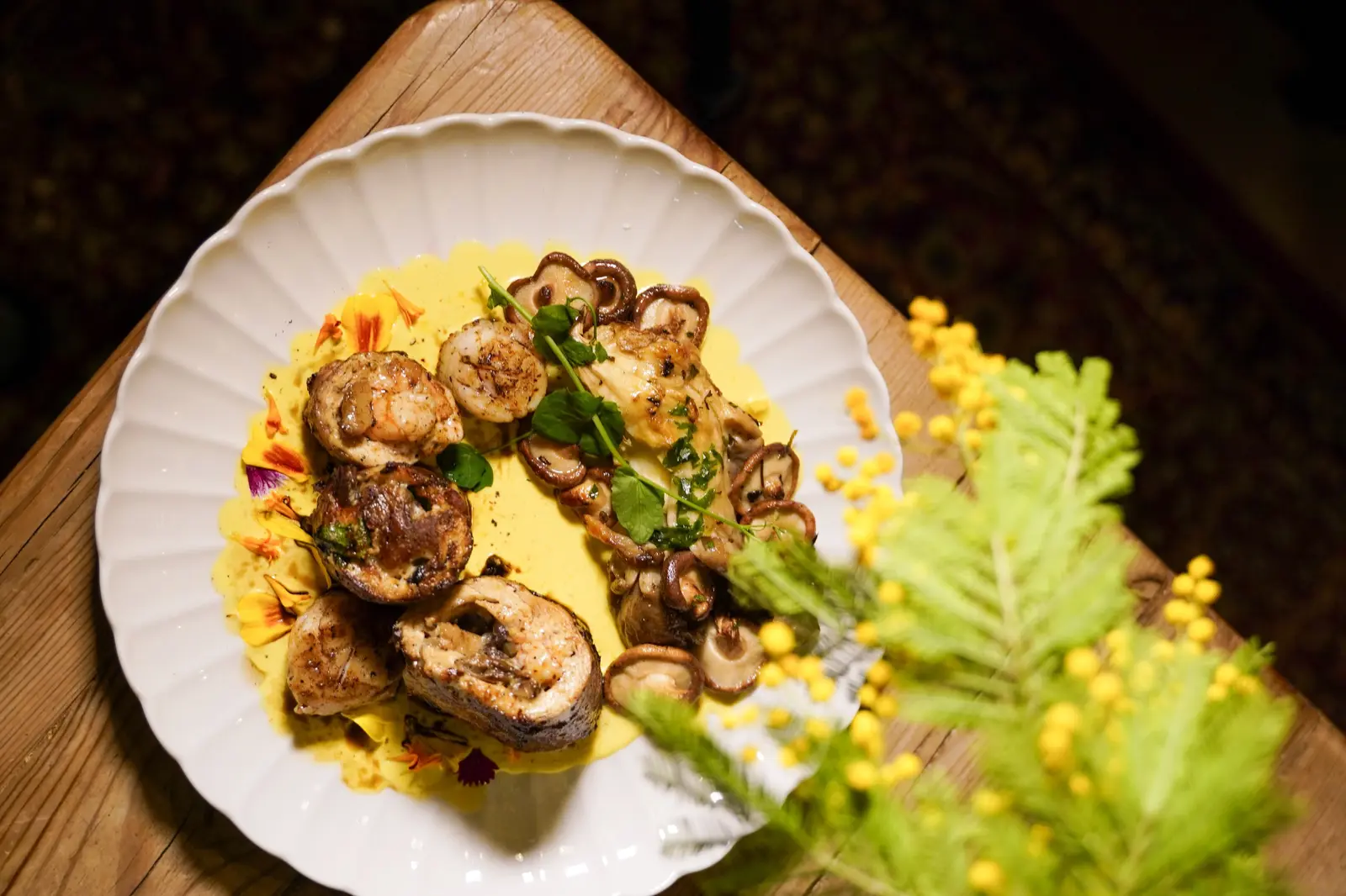 Assiette de champignons et herbes
