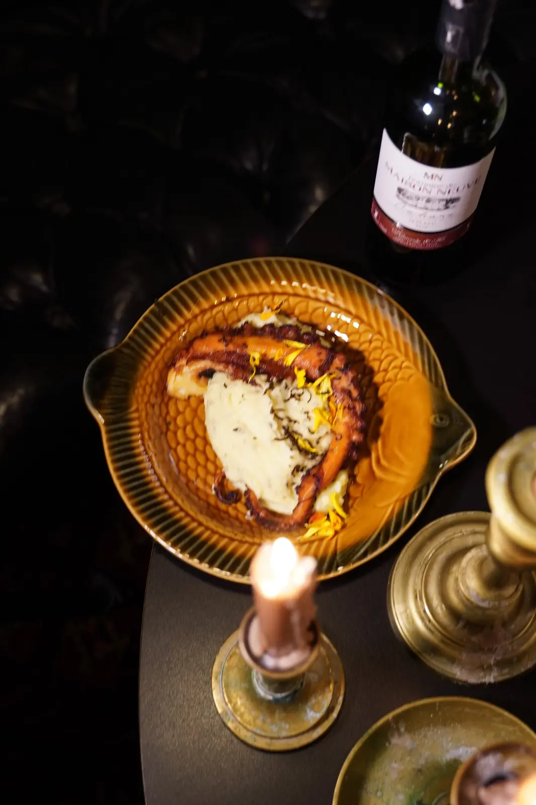 Poulpe grillé servi à la bougie