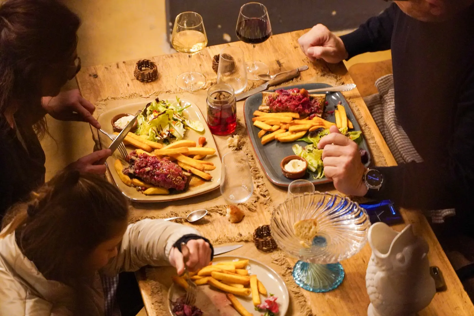 Une tablée qui partage plusieurs plats